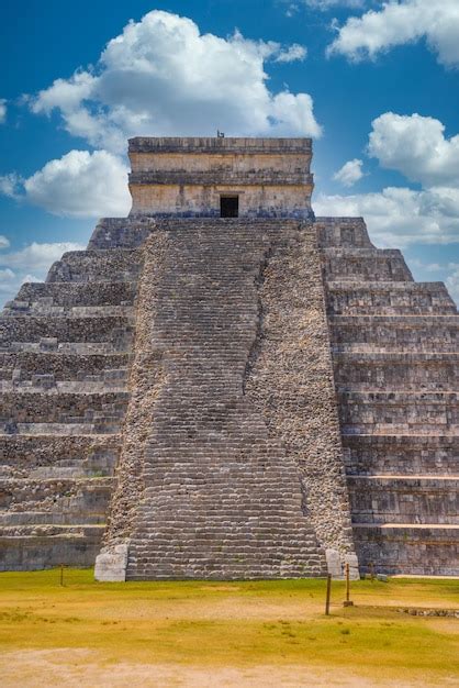 Pasos de la escalera del templo pirámide de kukulcán el castillo