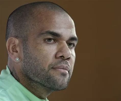 Notícias Mãe de Daniel Alves publica vídeo no qual supostamente