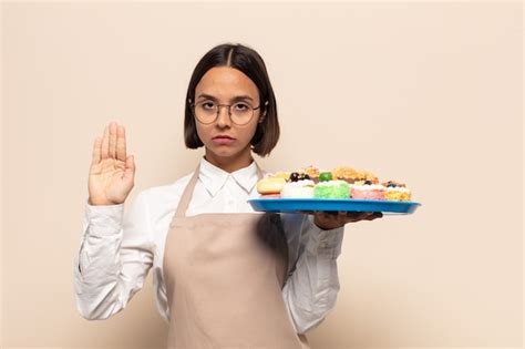 Mujer Latina Joven Que Parece Seria Severa Disgustada Y Enojada Mostrando La Palma Abierta