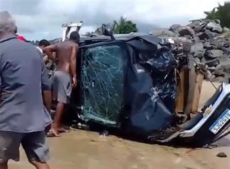 Motorista Fica Ferido Ap S Carro Sair Da Pista E Capota Em Praia De