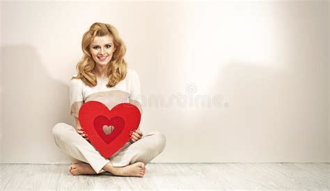 Fille Blonde De Attirance Tenant Le Coeur Rouge Image Stock Image Du Expression Vacances