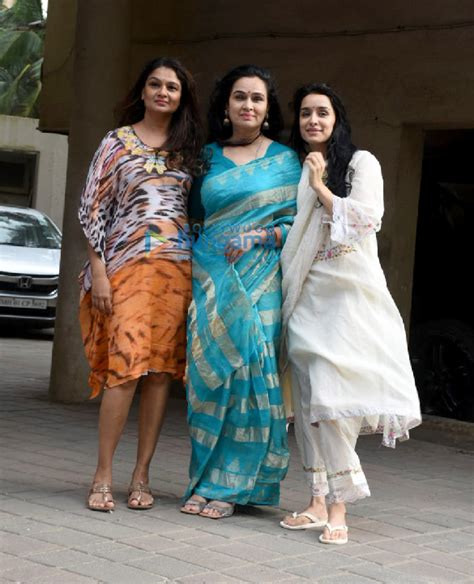 Photos Shraddha Kapoor Padmini Kolhapure And Tejaswini Kolhapure