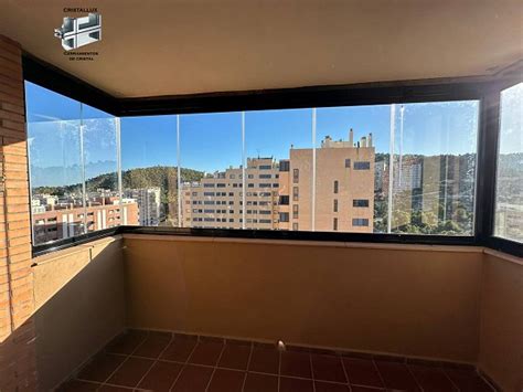 Cerramiento de balcón con cortina de cristal abatible Modelo CL 25 con