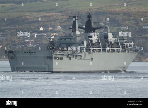 Hms bulwark is an albion class landing platform dock fotografías e