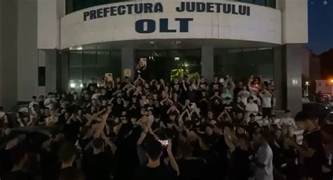 Video Sute De Tineri Au Protestat N Slatina Mpotriva Corup Iei Ei