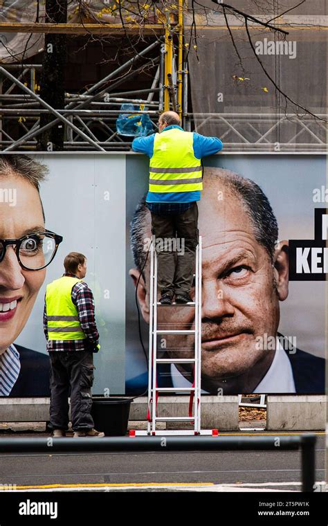 Arbeiter Bringen Am 06 November 2023 Plakate Aus Einer Werbekampagne