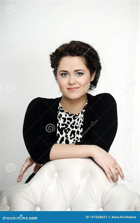 Portr T Eines Sch Nen Brunette Mit Borten Stockbild Bild Von Nahaufnahme Kaukasisch