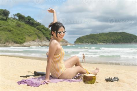 belle jeune femme en bikini profitant et se relaxant sur la plage l été les vacances les