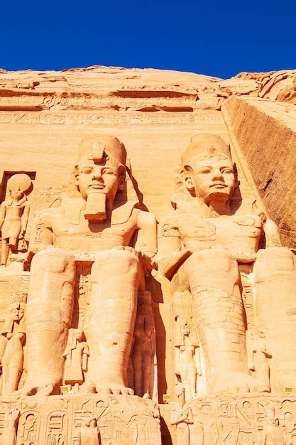 Abu Simbel El Gran Templo De Rams S Ii Tallado En La Roca Nubia Egipto