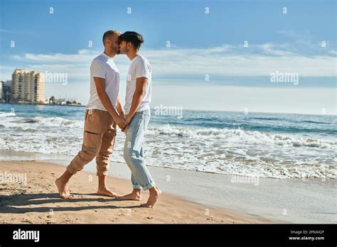 Jeune couple gay embrassant à la plage Photo Stock Alamy