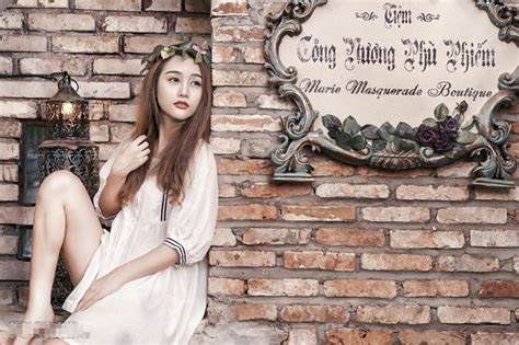 Hot girl Quỳnh Nhi xinh đẹp lạc trong lâu đài của Harry Potter