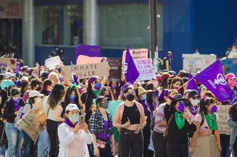 En el camino a la 8m una manifestación feminista para conmemorar el Día