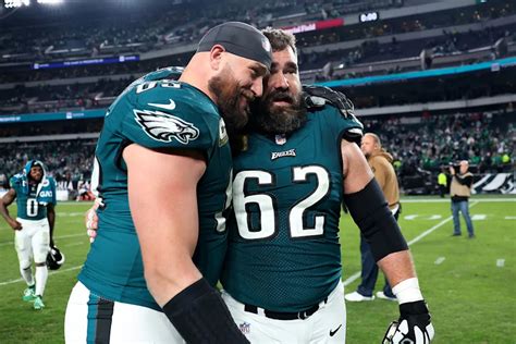 jason kelce tears   presenting eagles teammate  award
