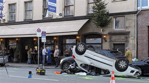 Düsseldorf Auto überschlägt sich in der Innenstadt