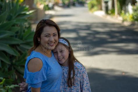 Madre E Hija De Latina Que Sonr En Y Que R En En La Calle Suburbana Foto De Archivo Imagen De