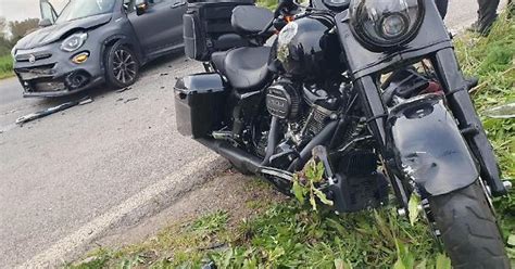 Scontro Tra Auto E Moto Ferito Gravemente Un Medico Foto Di