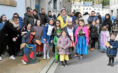 Le défilé et le bal plein dentrain de lAmicale Laïque Le Télégramme