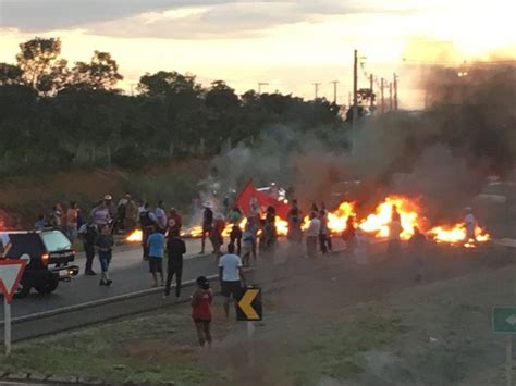 G1 Sem Terra Fecham Br 060 Em Ato Contra Reintegração De Posse No Df