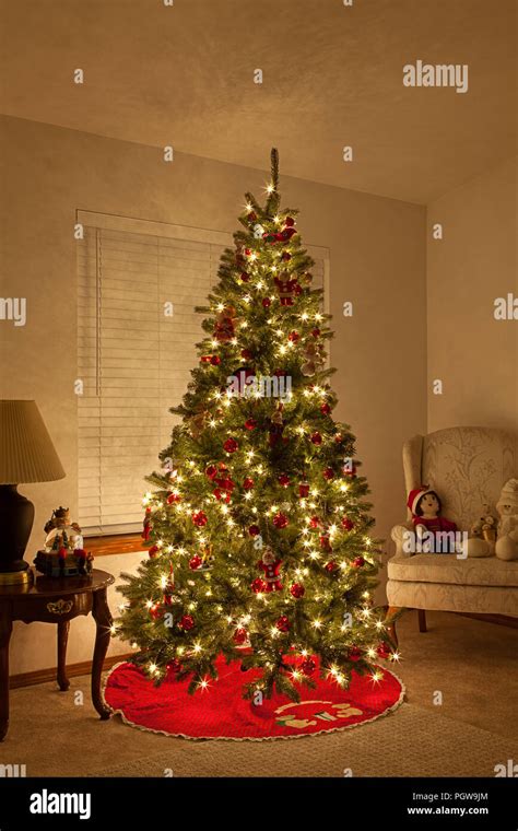 Christmas Tree With Red And White Lights - House Christmas 2021