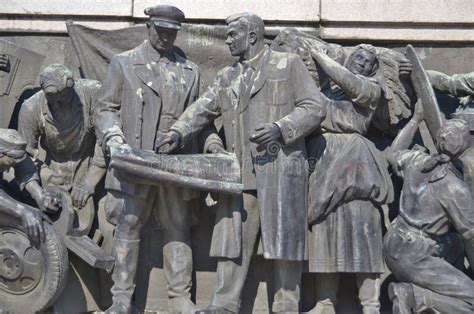 Detalles Del Monumento Del Ejército Soviético Foto De Archivo Editorial