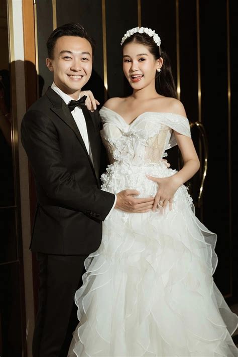 Lê Âu Ngân Anh khoe bụng bầu tháng với bikini sắc vóc khiến dân mạng trầm trồ