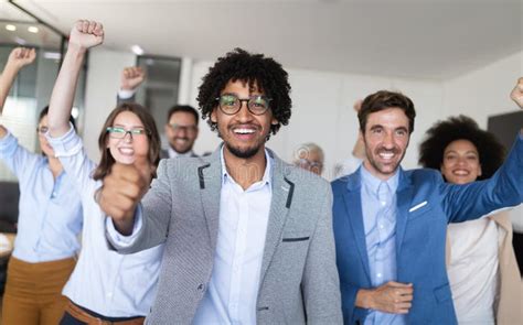 Groupe R Ussi D Hommes D Affaires Au Travail Dans Le Bureau Photo Stock