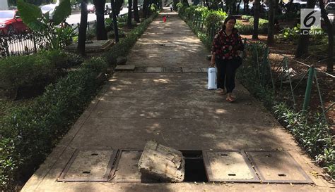 Foto Penutup Selokan Rusak Bahayakan Pejalan Kaki Di Trotoar Kyai Tapa