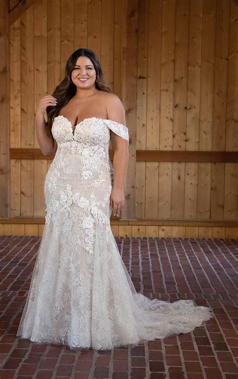 Modern Strapless Plus Size Lace Wedding Dress With Sweetheart Neckline