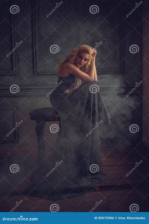 Une Fille Blonde Dans Une Robe Bleue Luxueuse Photo Stock Image Du Longtemps Robe 89575906