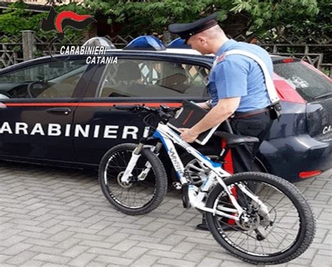 Ruba La Batteria Di Una Bici Elettrica E Scappa Carabinieri Lo Colgono