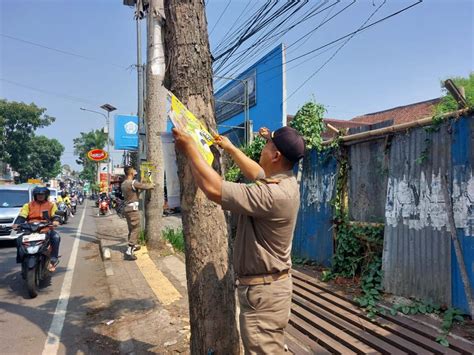 Satpol Pp Dan Damkar Kota Sukabumi Tertibkan Reklame Sukabumizone