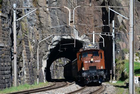 Gotthard Bahntage Das Krokodil Ce Mit Einem Extrazug Bei