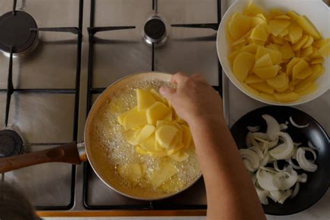 120 Fuego Cook Mujer Wok Cocina Fotografías De Stock Fotos E Imágenes