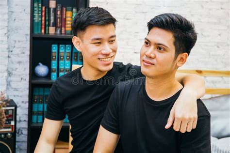 Pares Gay Asiáticos Que Miran Uno a Junto En El Sofá El Hogar Del Vintage Retrato De Hombres Gay