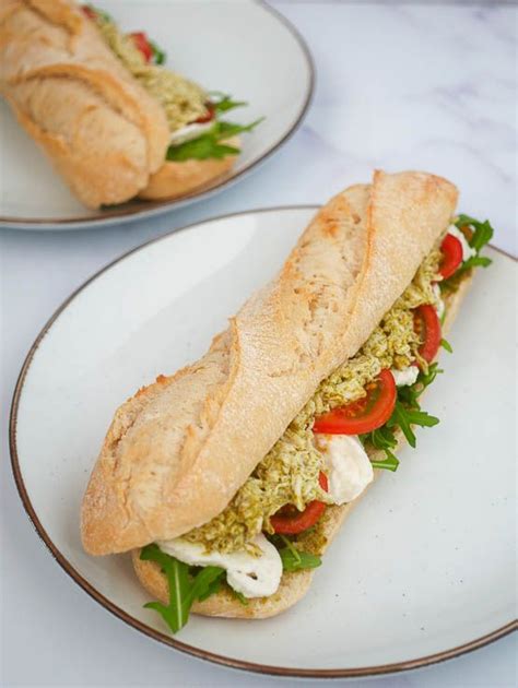 Italiaanse Bol Met Mozzarella Tomaat En Pesto Artofit