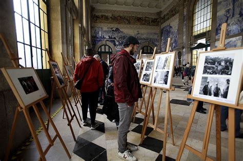 AS IMAGENS QUE REGISTAM PARA TODO O SEMPRE A REVOLUÇÃO NO PORTO