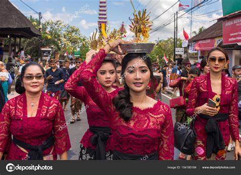 Balinese women with offerings – Stock Editorial Photo © mazzzur #154180184