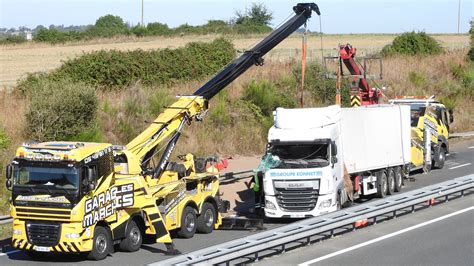 Le Poids Lourd Se Couche Sur La N Saint Pierre Des Chaubrognes