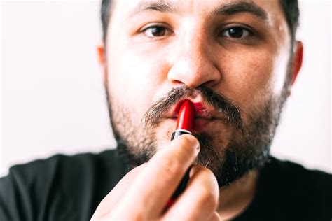 Hombre De Gafas Con Barba Con Un Labio Rojo Como Un Gay Foto Premium
