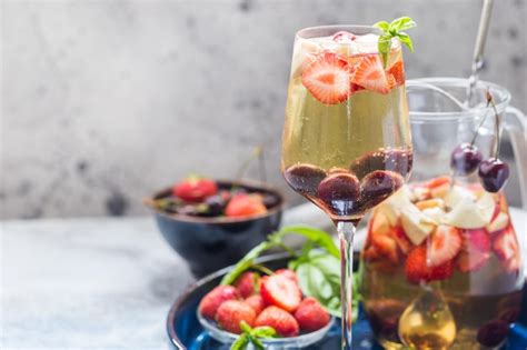 Sangr A De Vino Blanco O Ponche Con Frutos Rojos Y Hielo En Copa Y