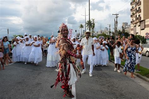 Festa De Iemanj Emociona Multid O De Devotos Na Ponta Da Praia De