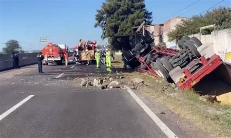 Volcadura De Un Tráiler Cargado Con Maíz Provoco Un Incendio Rapiña Y