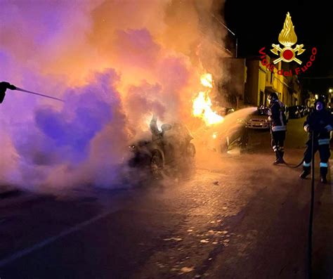 Ennesima Notte Di Fuoco Bruciano Le Auto Di Una Coppia Danneggiata