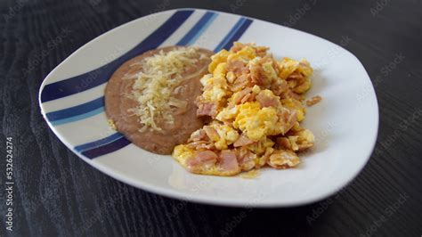 Huevo con jamón y frijoles refritos con queso Jam and egg with beans