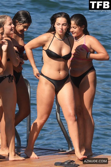 Addison Rae Sexy Seen Showing Off Her Hot Curves In A Black Bikini At Sereno Resort In Italy