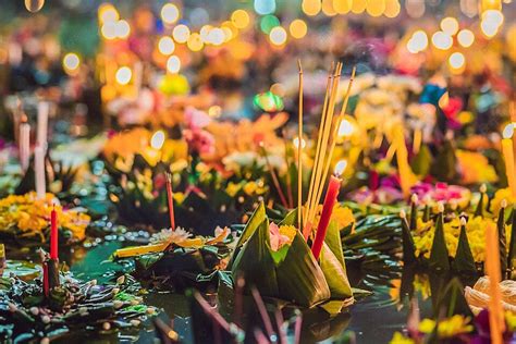 Bunga Loy Krathong Dan Lilin Di Atas Air Di Thailand Foto Latar