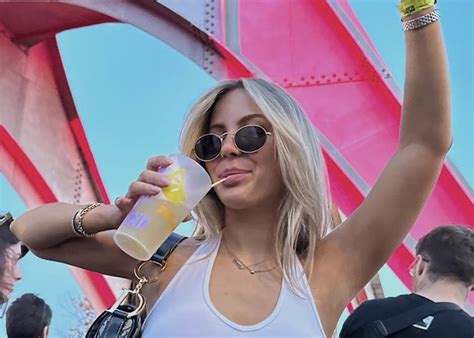 Beatrice Bouchard fait monter la température en bikini échancré à Tel Aviv