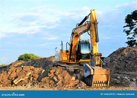 Excavator With Crusher Bucket For Crushing Concrete Construction Waste