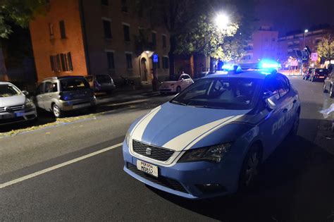 Bologna Si Cala Dal Terzo Piano E Scivola Ferito Un Enne