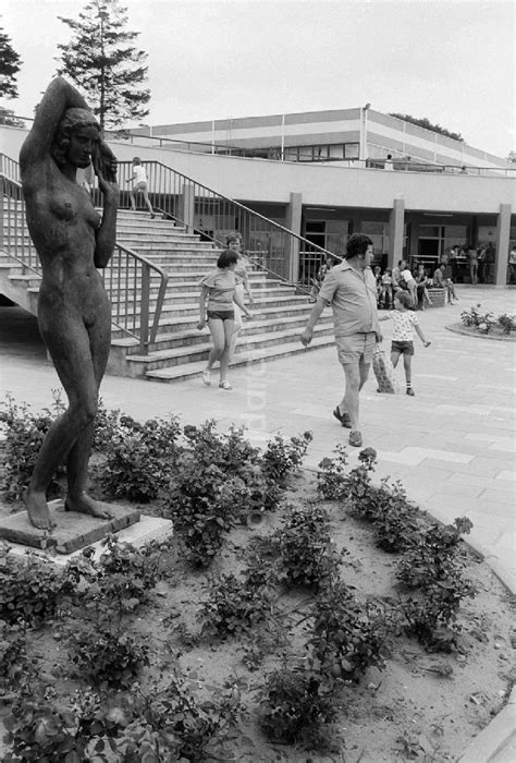 Berlin Bronzefigur Im Strandbad M Ggelsee In Berlin Der Ehemaligen